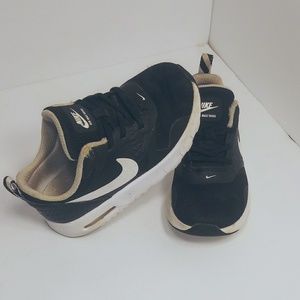 Black & white Nike Air Max Tavas size 9c